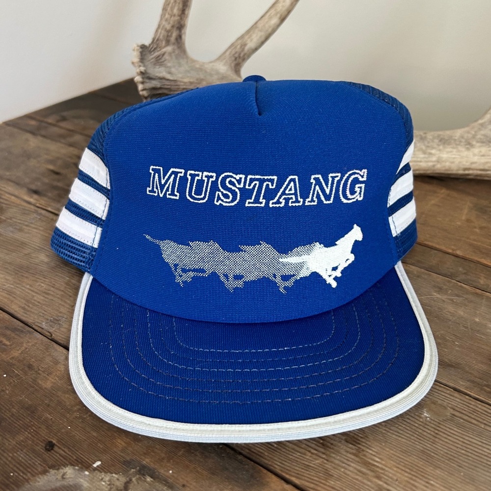 Vintage 3 Stripe Blue Mustang Trucker Hat Horse Graphic Snapback Mesh Back VTG